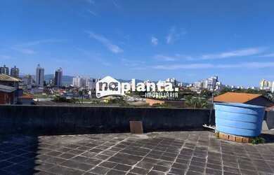 Imagem: A casa possui 4 Dormitórios, 4 Banheiros, 2 Vagas na garagem