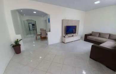 Imagem: A casa possui 2 Dormitórios, 1 Banheiro, 2 Vagas na garagem