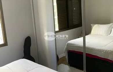 Imagem: O apartamento possui 3 Dormitórios, 1 Banheiro, 2 Vagas na