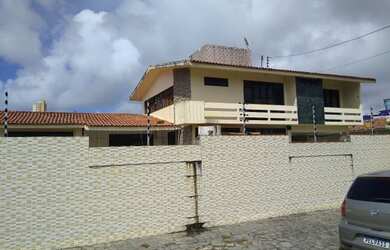 Imagem: A casa possui 5 Dormitórios, 5 Banheiros e 5 Vagas na garagem