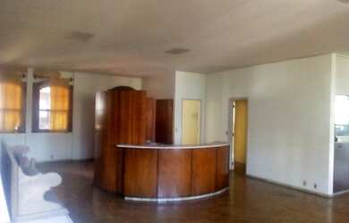 Imagem: A casa possui 4 Dormitórios, 4 Banheiros, 5 Vagas na garagem