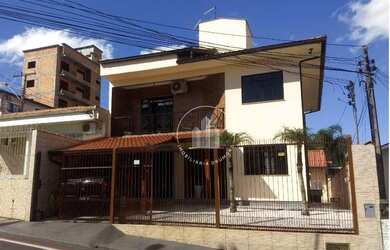 Imagem: A casa possui 5 Dormitórios, 4 Banheiros, 2 Vagas na garagem