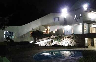 Imagem: A casa possui 4 Dormitórios, 5 Banheiros, 5 Vagas na garagem