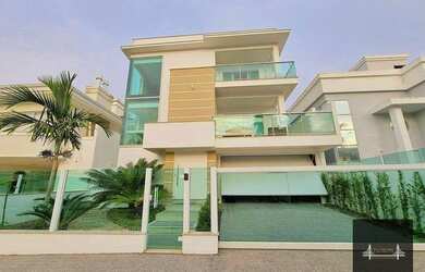 Imagem: A casa possui 4 Dormitórios, 5 Banheiros, 4 Vagas na garagem