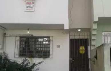 Imagem: A casa possui 3 Dormitórios, 1 Banheiro, 2 Vagas na garagem