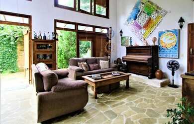 Imagem: A casa possui 5 Dormitórios, 5 Banheiros, 4 Vagas na garagem