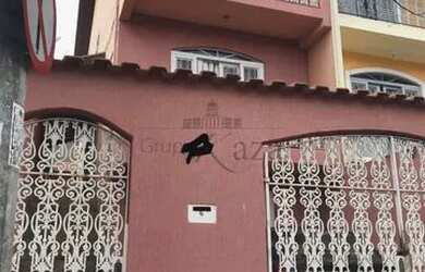 Imagem: A casa possui 4 Dormitórios, 3 Banheiros, 2 Vagas na garagem