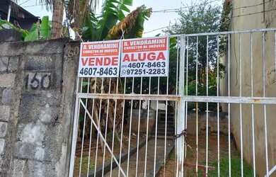 Imagem: A casa possui 1 Dormitório, 1 Banheiro, 1 Vaga na garagem