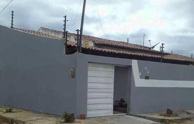 Imagem: A casa possui 3 Dormitórios, 2 Banheiros, 3 Vagas na garagem