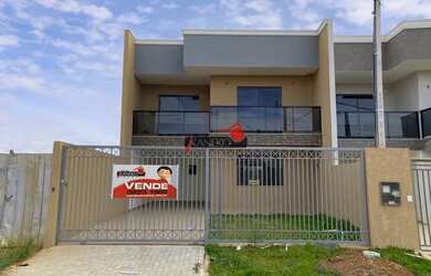 Imagem: A casa possui 3 Dormitórios, 2 Banheiros, 2 Vagas na garagem