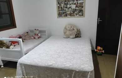 Imagem: A casa possui 5 Dormitórios, 3 Banheiros, 4 Vagas na garagem