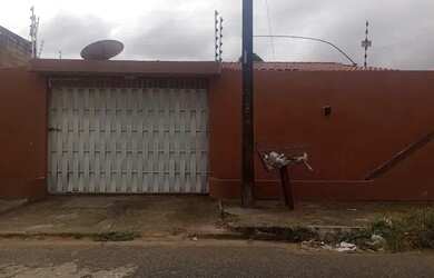 Imagem: A casa possui 2 Dormitórios, 1 Banheiro, 2 Vagas na garagem