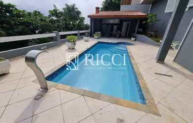 Imagem: A casa possui 4 Dormitórios, 5 Banheiros, 380m² de Área e