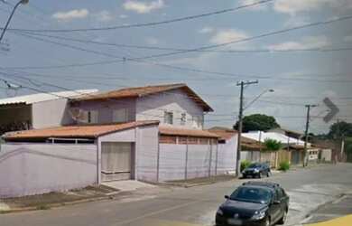 Imagem: A casa possui 4 Dormitórios, 1 Banheiro, 285m² de Área e