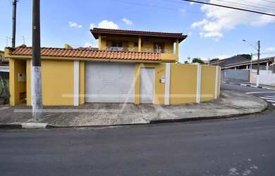 Imagem: A casa possui 5 Dormitórios, 5 Banheiros, 5 Vagas na garagem