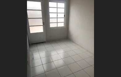 Imagem: A casa possui 2 Dormitórios, 1 Banheiro, 3 Vagas na garagem