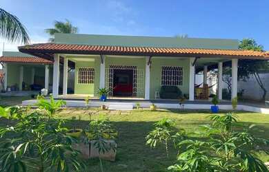 Imagem: A casa possui 2 Dormitórios, 3 Banheiros, 3 Vagas na garagem