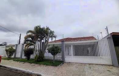 Imagem: A casa possui 4 Dormitórios, 3 Banheiros, 2 Vagas na garagem