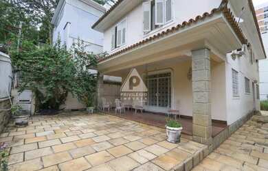 Imagem: A casa possui 4 Dormitórios, 2 Banheiros, 4 Vagas na garagem