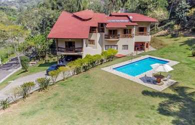 Imagem: A casa em condomínio possui 4 Dormitórios, 5 Banheiros, 2