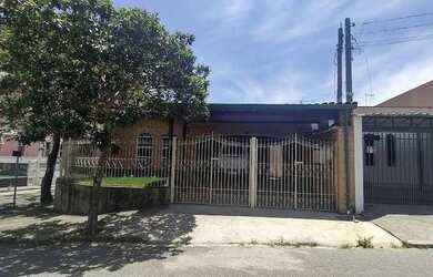 Imagem: A casa possui 3 Dormitórios, 3 Banheiros, 4 Vagas na garagem