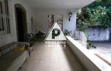 Imagem: A casa possui 3 Dormitórios, 5 Banheiros, 2 Vagas na garagem