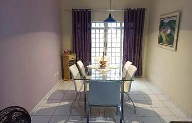 Imagem: A casa possui 3 Dormitórios, 2 Banheiros, 3 Vagas na garagem