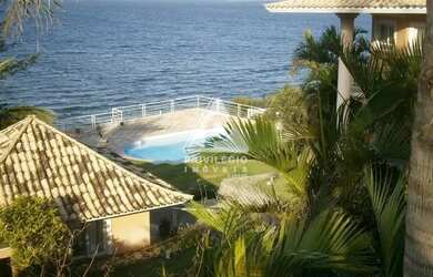 Imagem: A casa possui 5 Dormitórios, 5 Banheiros, 4 Vagas na garagem