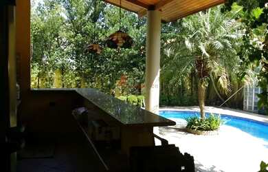 Imagem: A casa em condomínio possui 4 Dormitórios, 5 Banheiros, 5