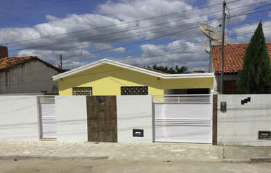 Imagem: A casa possui 3 Dormitórios, 2 Banheiros, 1 Vaga na garagem