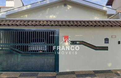 Imagem: A casa possui 3 Dormitórios, 2 Banheiros, 3 Vagas na garagem