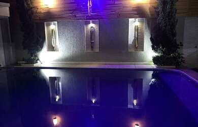 Imagem: A casa possui 3 Dormitórios, 4 Banheiros, 3 Vagas na garagem