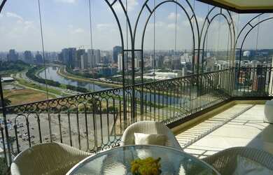 Imagem: O apartamento possui 4 Dormitórios, 5 Banheiros, 5 Vagas na