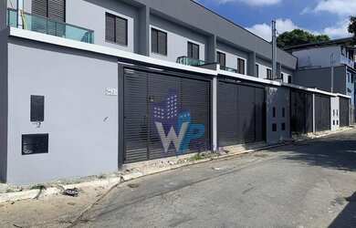 Imagem: A casa possui 2 Dormitórios, 1 Banheiro, 2 Vagas na garagem