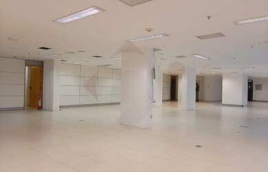 Imagem: O depósito possui 5 Vagas na garagem, 304m² de Área e está