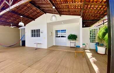 Imagem: A casa possui 3 Dormitórios, 2 Banheiros, 2 Vagas na garagem