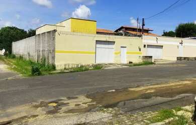 Imagem: A casa possui 2 Dormitórios, 2 Banheiros, 2 Vagas na garagem