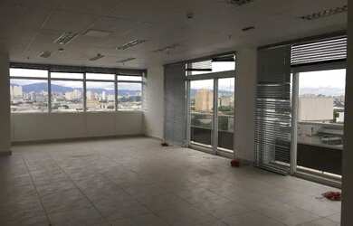 Imagem: O depósito possui 1 Vaga na garagem, 33m² de Área e está