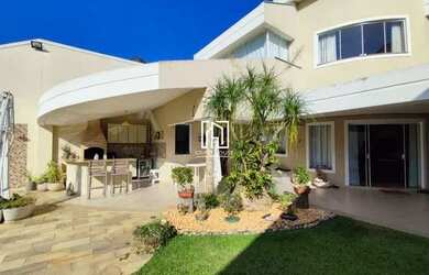 Imagem: A casa em condomínio possui 5 Dormitórios, 5 Banheiros, 4