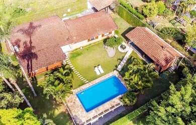 Imagem: A casa em condomínio possui 3 Dormitórios, 2 Banheiros, 350m²