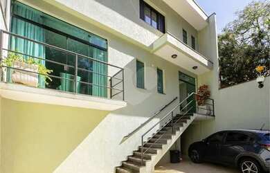 Imagem: A casa possui 4 Dormitórios, 5 Banheiros, 3 Vagas na garagem