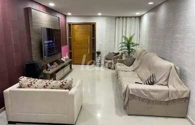 Imagem: A casa possui 3 Dormitórios, 2 Banheiros, 4 Vagas na garagem