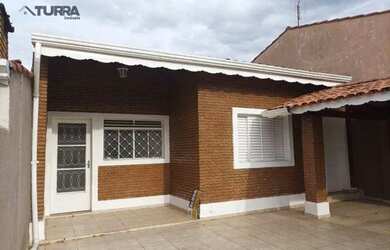 Imagem: A casa possui 3 Dormitórios, 1 Banheiro, 2 Vagas na garagem