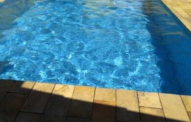 Imagem: A casa possui 2 Dormitórios, 2 Vagas na garagem e está localizado