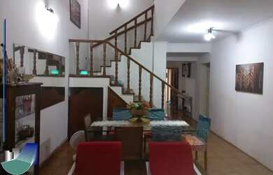 Imagem: A casa possui 4 Dormitórios, 5 Banheiros, 4 Vagas na garagem