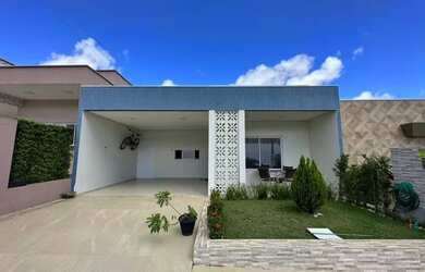 Imagem: A casa possui 3 Dormitórios, 2 Banheiros, 1 Vaga na garagem