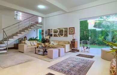 Imagem: A casa possui 4 Dormitórios, 5 Banheiros, 4 Vagas na garagem