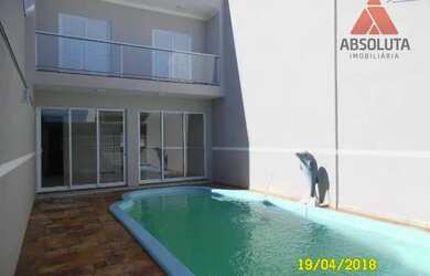 Imagem: A casa possui 3 Dormitórios, 2 Banheiros, 2 Vagas na garagem