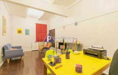 Imagem: A casa possui 5 Dormitórios, 1 Banheiro, 2 Vagas na garagem