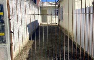 Imagem: A casa possui 2 Dormitórios, 1 Banheiro, 3 Vagas na garagem